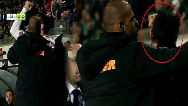Burak Yılmaz'dan tribünlere olay hareket
