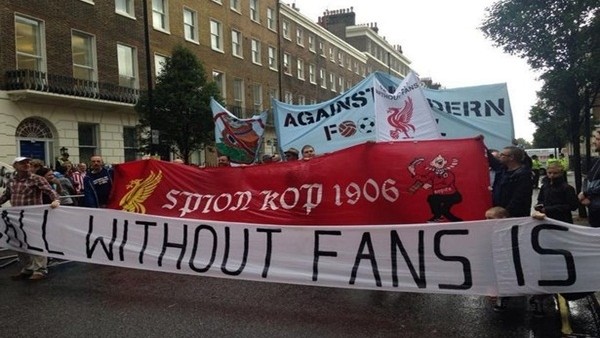 Arsenal ve Liverpool'u birleştiren protesto