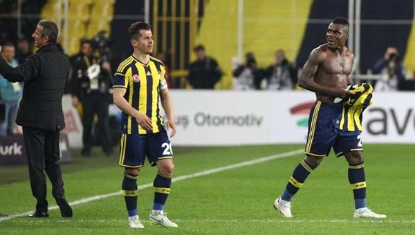 Emre Belözoğlu'ndan Emenike'ye jest