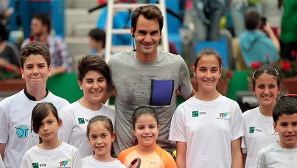 Federer çocuklarla bir araya geldi
