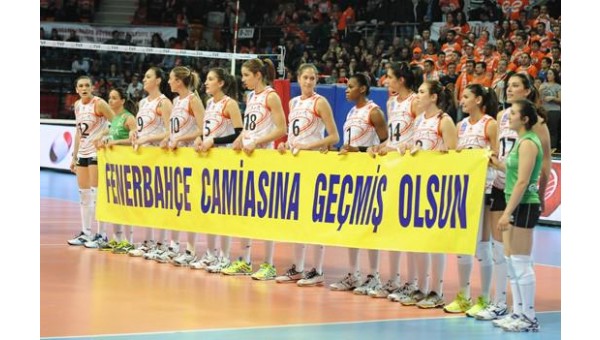 Eczacıbaşı voleybol takımı Fenerbahçe pankartıyla maça çıktı