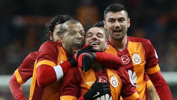 Galatasaray'da Burak ve Sneijder'den iyi haber
