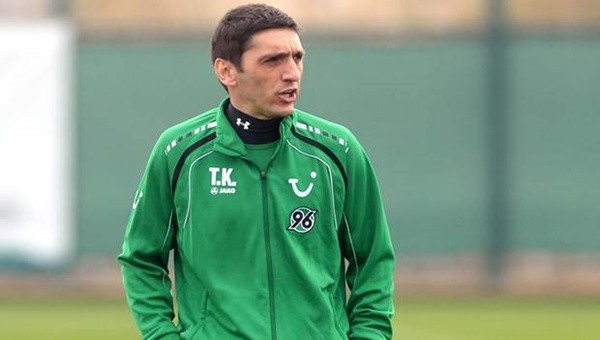 Hannover 96 Tayfun Korkut'un arkasında