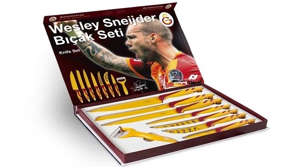 Sneijder'ın 'Bıçak seti' tweeti İngiltere'de gündem yarattı