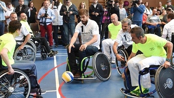 Pique tekerlekli sandalyeyle basketbol oynadı