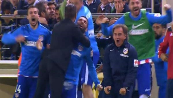 Simeone gol sonrası Arda Turan'a sarıldı