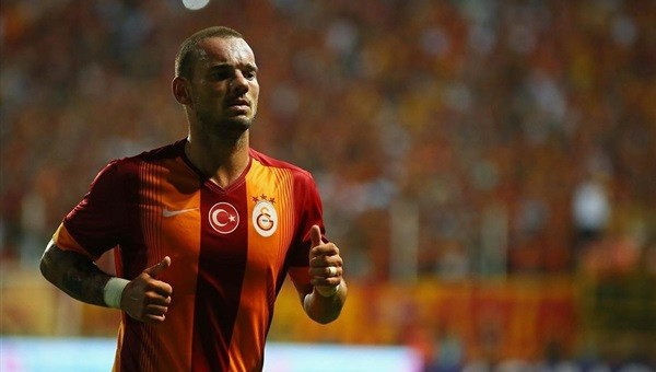 Wesley Sneijder, malzeme odasının kapısını kırdı