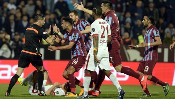 Trabzon'da hakeme çakmak attılar