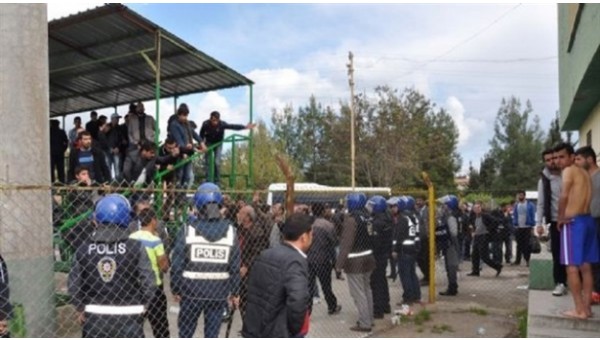 Tribün karıştı, polis yandı!