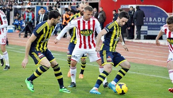 Fenerbahçe deplasmanda, Sivasspor evinde kayıp