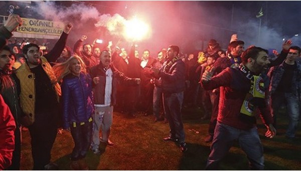 Fenerbahçe otobüsüne meşaleli saldırı