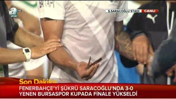 Fenerbahçe taraftarları sahaya bıçak fırlattı