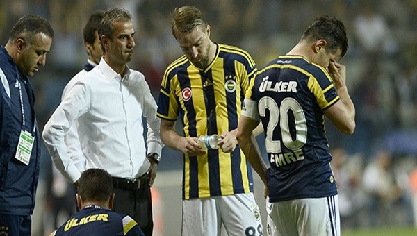 Fenerbahçeli futbolcuları maç bitiminde hakem odasına gitti