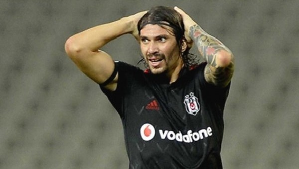 FLAŞ! Beşiktaş'ta Ersan Gülüm'e saldırı (Video)