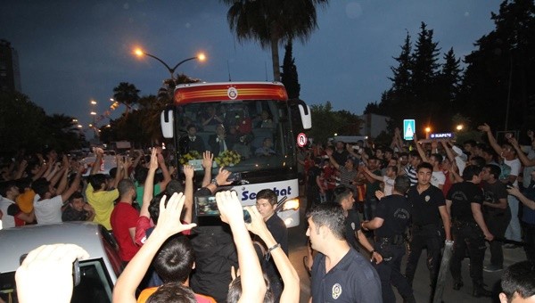 Galatasaray kafilesi, Adana'ya geldi