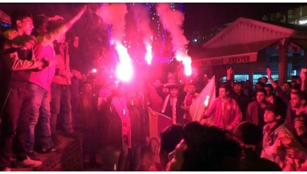 Galatasaray taraftarlarını denize attılar