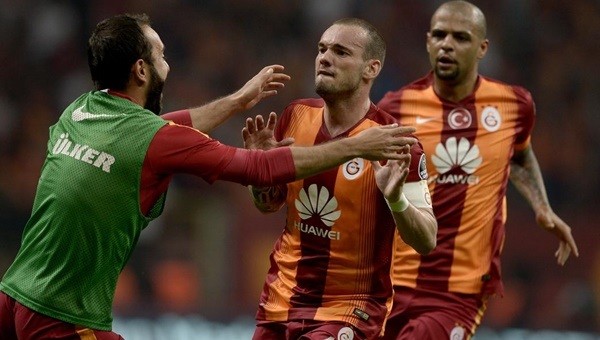 Sneijder atıyor, Galatasaray kazanıyor!