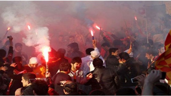 Galatasaraylılardan Emre'ye küfür