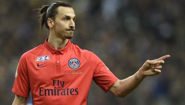 Galatasaray taraftarı İbrahimovic'e Galatasaray forması giydirdi