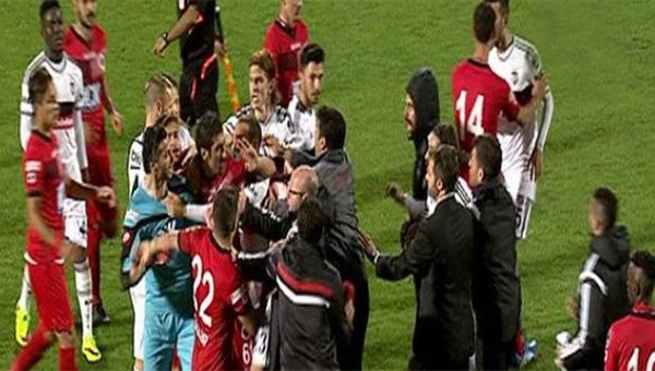 Maç sonrası saha içinde ortalık karıştı