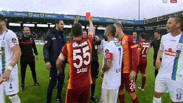 Sabri'den maçın hakemine kırmızı kart