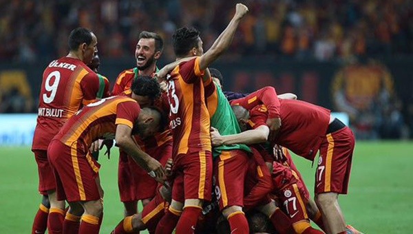 Şampiyonluğa sarı kırmızı damga vurdu