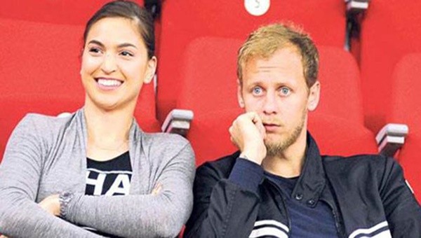 Semih, sevgilisi ile basketbol maçında