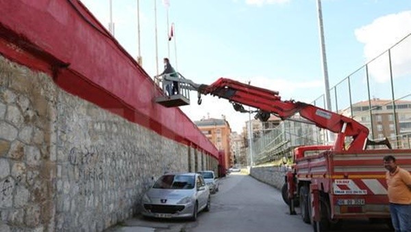Stada girmesi yasaklanan yönetici, maçı vincin üzerinden izledi