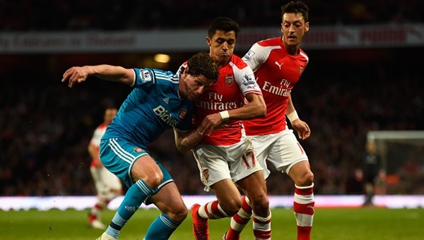 Sunderland ucuz kurtuldu, Arsenal tehlikeye soktu