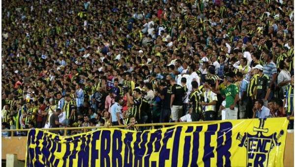 Fenerbahçe taraftarı Kartal'a ve yönetime tepki gösterdi