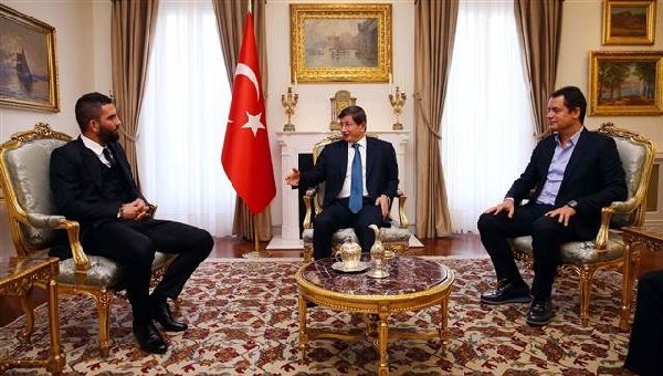 Ahmet Davutoğlu, Arda Turan'ı tebrik etti