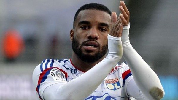 Lyon, Alexandre Lacazette'yi geliyor