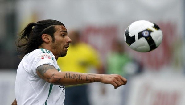 Cahil futbolcuyu cezalandırdılar!