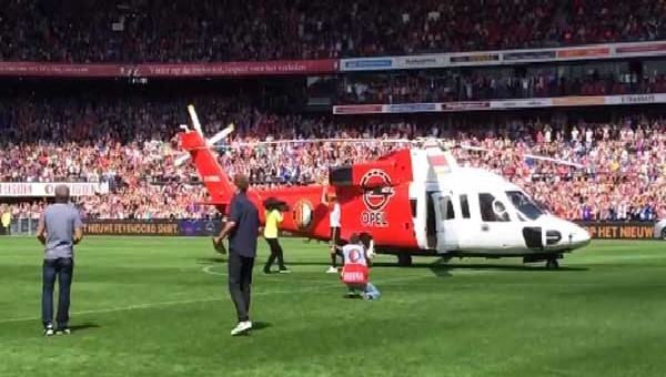 Dirk Kuyt sahaya helikopterle indi