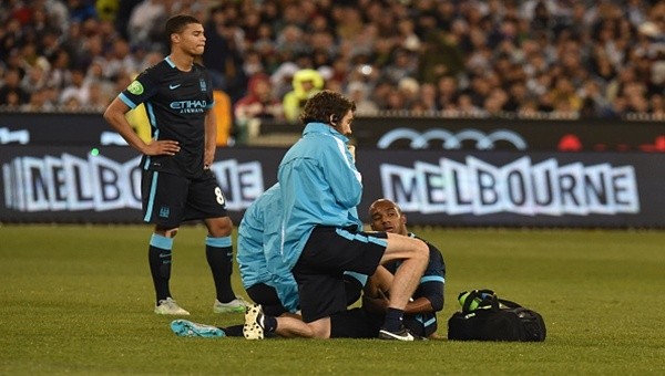 City'nin yeni transferi Fabian Delph Real Madrid maçının başında sakatlanarak oyunu terk etmek zorunda kaldı