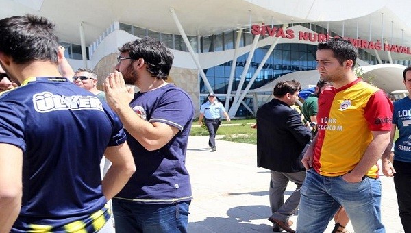 Fenerbahçe kafilesini karşılayan Galatasaraylı