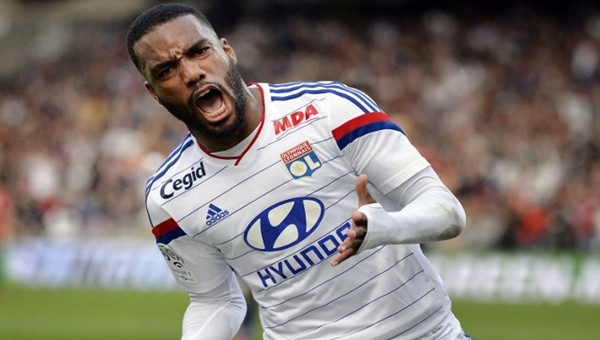 Herkes Lacazette'in peşinde