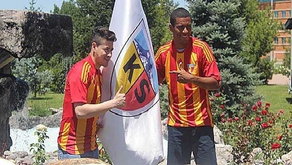 Kayserispor'da çifte imza