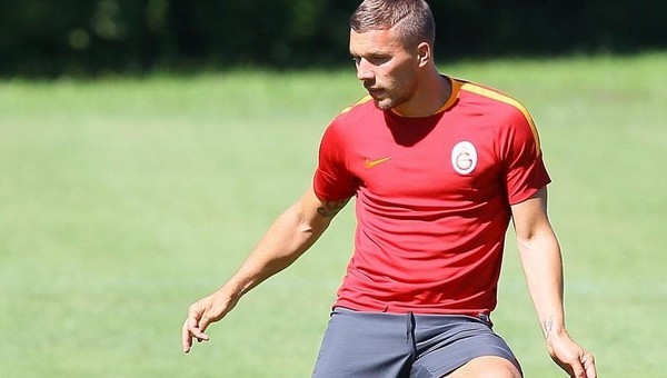 Lukas Podolski örnek oluyor