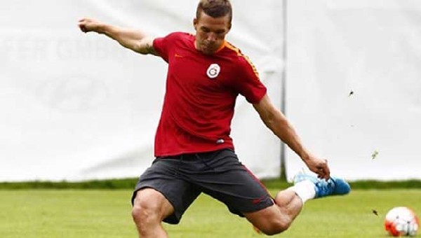 Lukas Podolski'nin şutu kaleciyi yaraladı