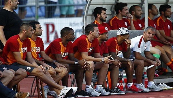 Melo maç sırasında telefonla konuştu