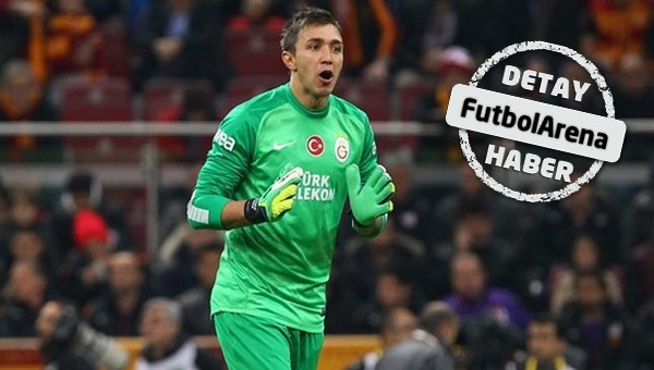 Muslera, Van Persie'yi geçti