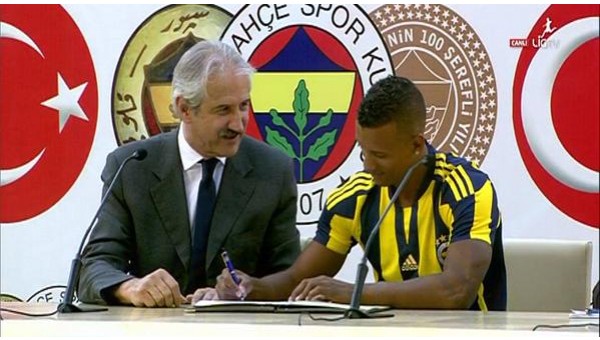 Nani taraftarların önünde imzayı attı
