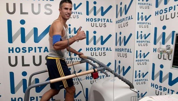 Robin van Persie kontrolden geçti