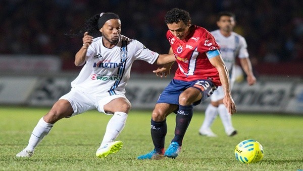Ronaldinho, Antalyaspor'a gelmek için yazılı teklif bekliyor