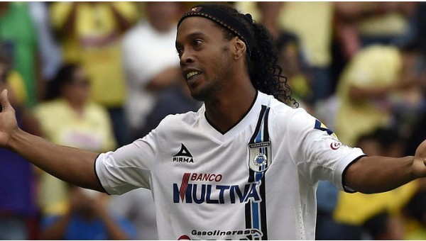 Ronaldinho derbi maçta taraftarların önünde imzalıyor
