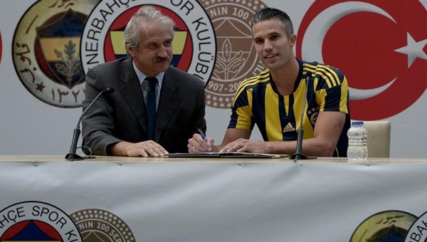 Van Persie, Fenerbahçe ile sözleşme imzaladı