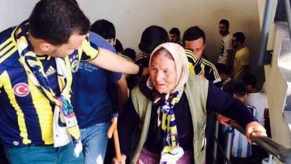 Van Persie için bastonuyla geldi