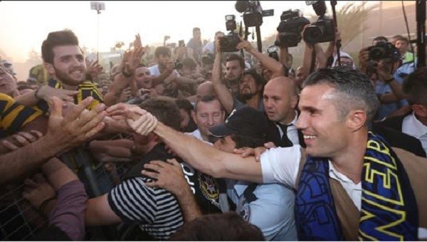 Van Persie'den taraftarlara Türkçe mesajla davet
