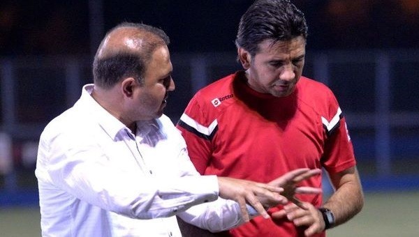 Adana Demirspor, araç farı ışığında antrenman yaptı